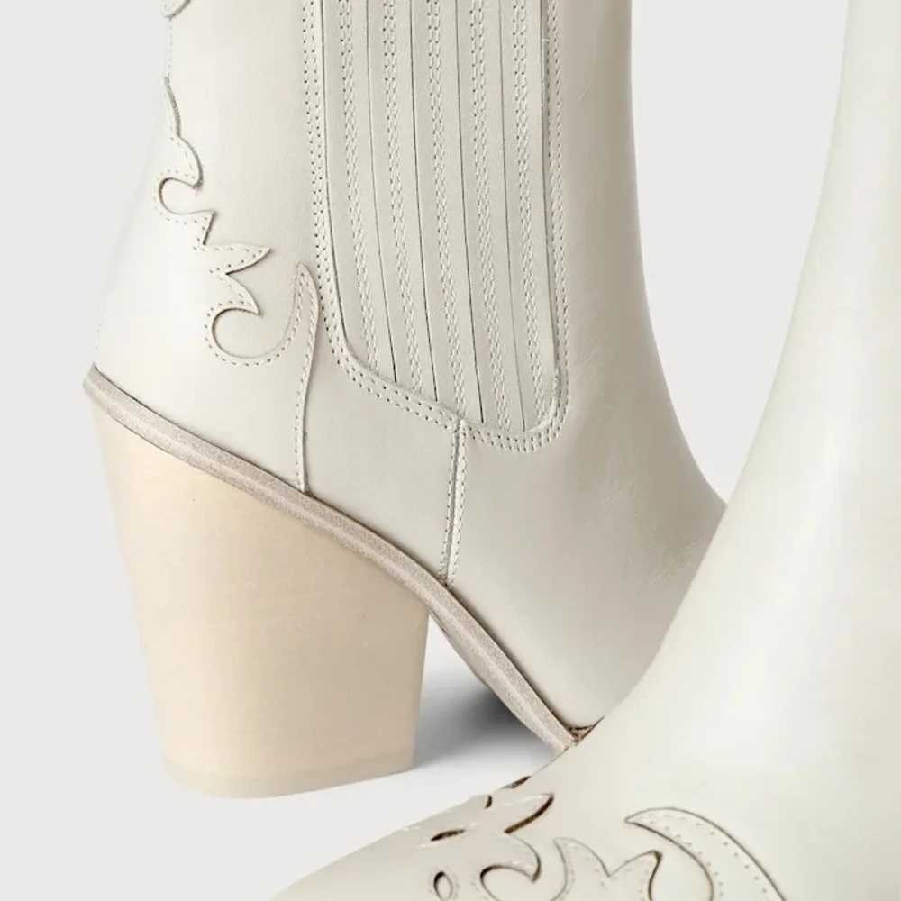 Steve Madden Cream Ankle Booties Sz7M Leather Excellent Conditions Almost New